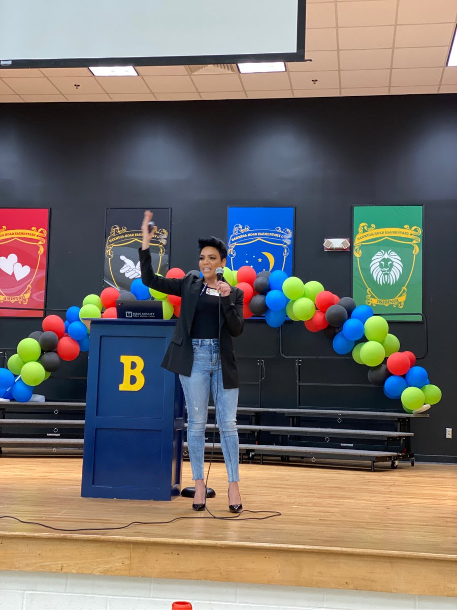 BarwellRdES's tweet photo. For 3rd, 4th &amp; 5th grade students @BarwellRdES the weather was mostly clear. They received their first alert to kick off Career Week and spent time with @KweilynMurphyTV from WTDV learning how to use technology and tools to predict the weather forecast. BEAR news alerts coming! https://t.co/WwGIjrunTR