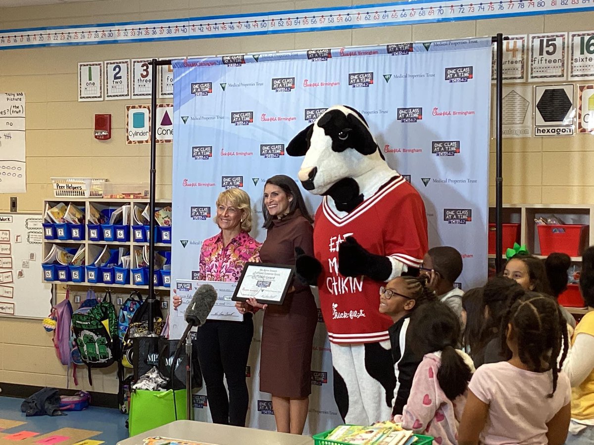 tkbondman's tweet photo. Congratulations Mrs. Skinner for being awarded the one class at a time grant! 
@JEFCOED  @FultondaleElem https://t.co/0eWuxJUwk5