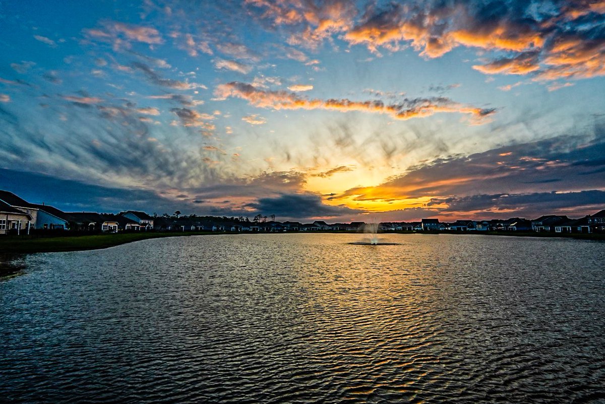 Golden Hour over a local community tonight 🙂👍🙏💯 #goodnight