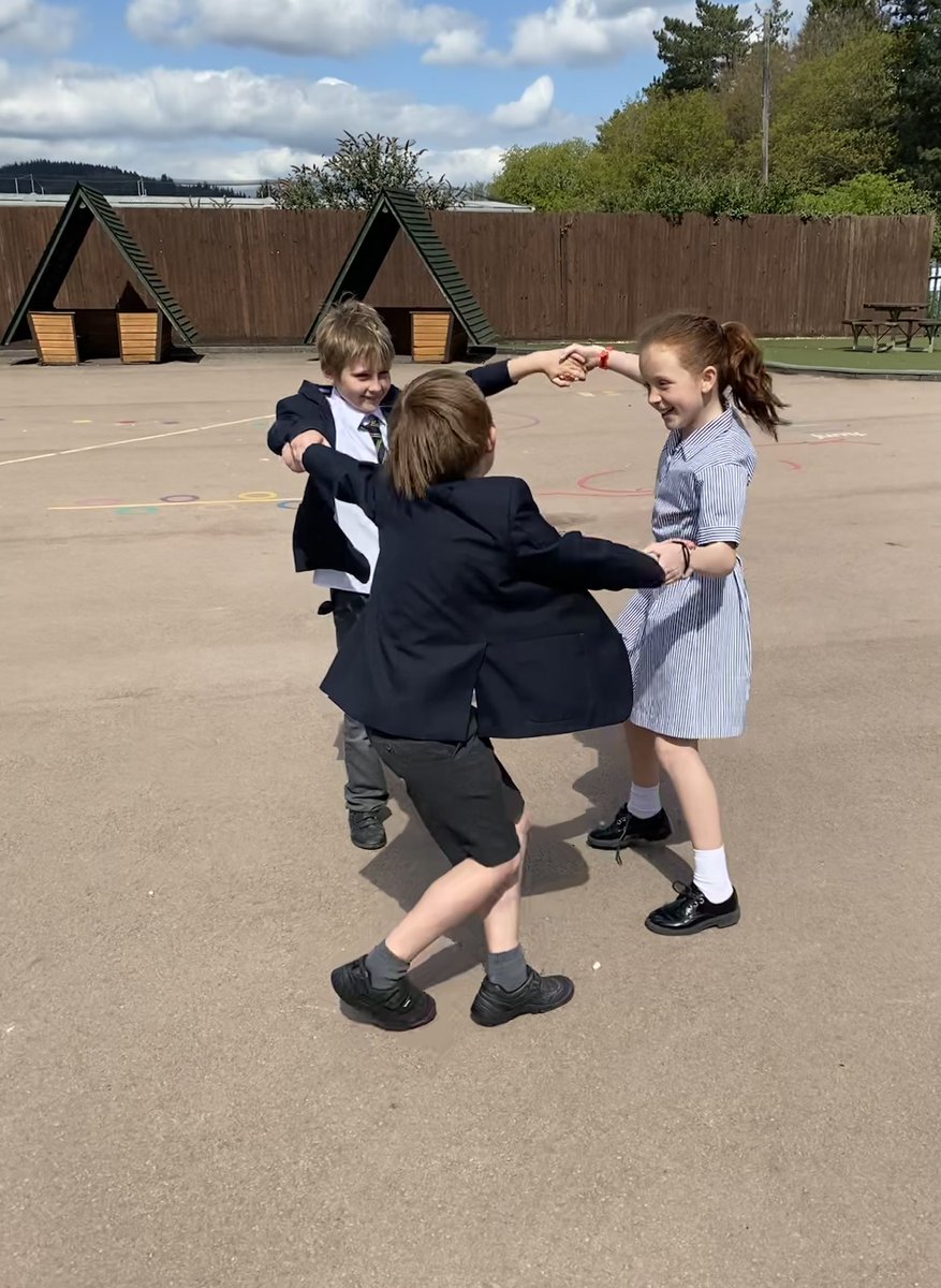 DrWallScience's tweet photo. 4T getting to grips with the particle model by being particles in solids, liquids & gases. #chemistry #outdoorscience #stem #particlemodel ⚛️ @Habsmonmouth https://t.co/Z2oAfmFGS0
