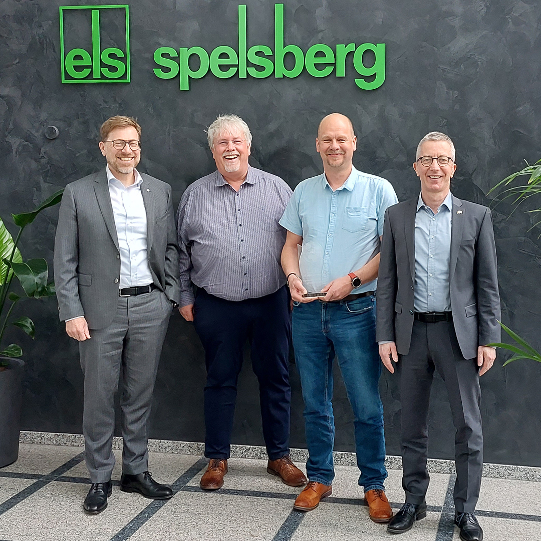 During the visit of our UK team last week our management handed over an award for 25 years cooperation!
Congrats to Chris and our great UK team!
Great to have you in our green family 😊 Keep on going…..
safe.inspiring.green.