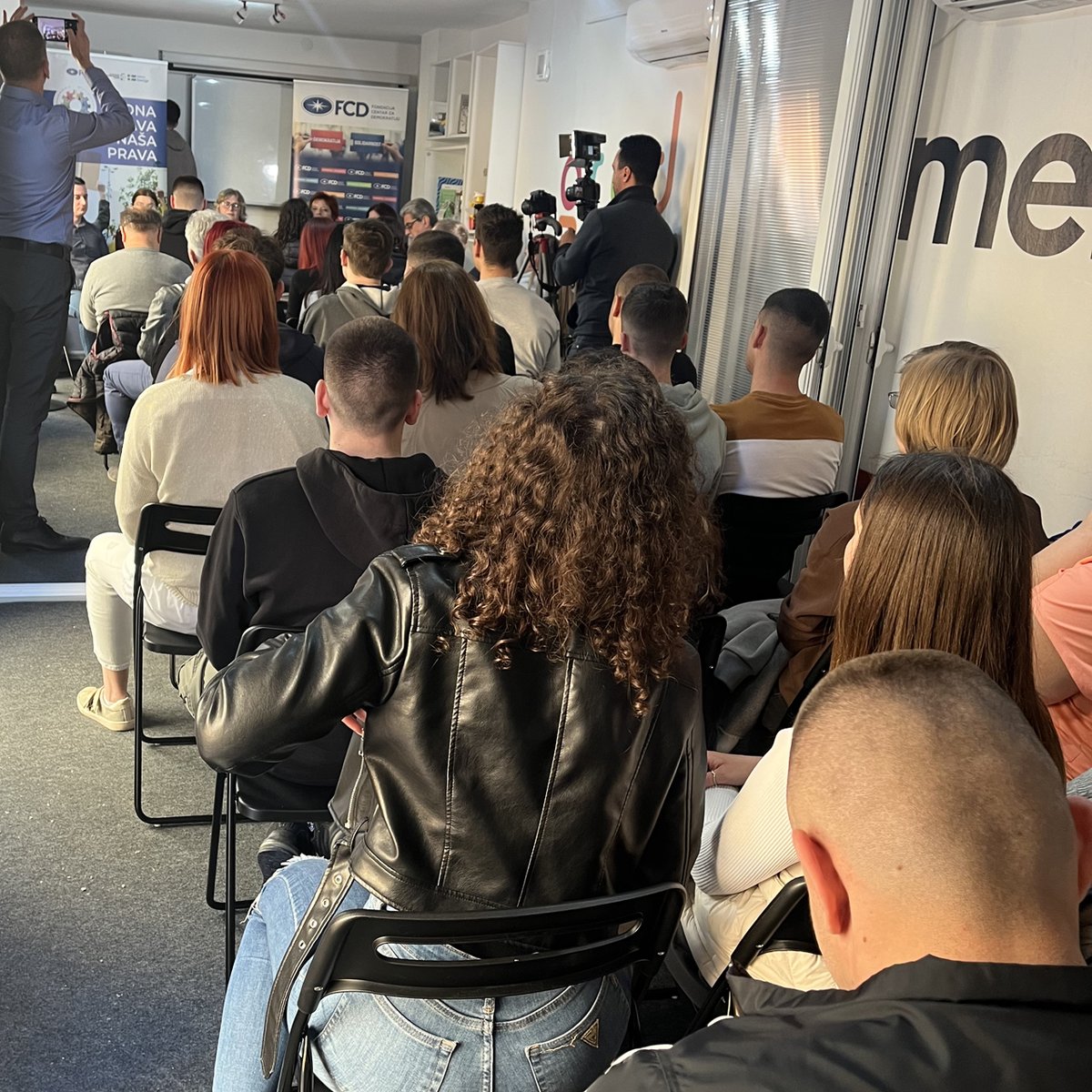 CentarOnline's tweet photo. #Reforme i #EUintegracije donose korist u obrazovanju, traženju posla, osamostaljivanju mladih. Zajednički zadatak je osnaživanje međugeneracijskog poverenja jer nama je stalo do vas, a vama je stalo do vaše budućnosti - @Natasa_Vucko u razgovoru sa mladima u Smederevu #mladi #EU https://t.co/dzDr3DqHCU