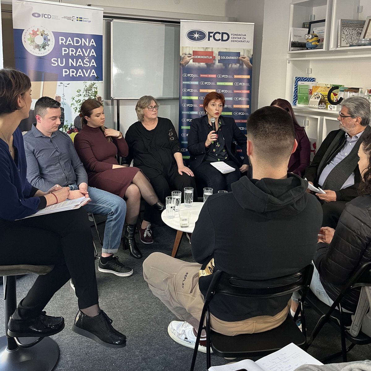 CentarOnline's tweet photo. #Reforme i #EUintegracije donose korist u obrazovanju, traženju posla, osamostaljivanju mladih. Zajednički zadatak je osnaživanje međugeneracijskog poverenja jer nama je stalo do vas, a vama je stalo do vaše budućnosti - @Natasa_Vucko u razgovoru sa mladima u Smederevu #mladi #EU https://t.co/dzDr3DqHCU