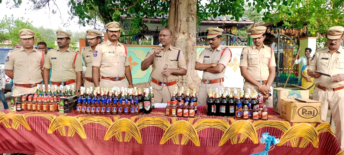 psdanthalapally's tweet photo. As per the instructions of @spmahabubabad Sri Sharat Chandra Pawar IPS, #DSPThorrur, #CIThorrur along with Thorrur Subdivision staff conducted Cordon &amp; Search Operation in Bodlada village https://t.co/j6RHwobsTb