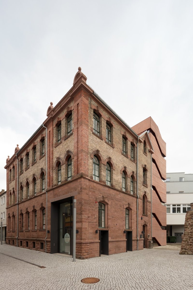 retokommerling's tweet photo. #MiercolesEnLadrillado _
Museum Tonofenfabrik diseñado por Heneghan Peng architects.
Fotografias: Thomas Bruns a través de @afasiaarchizine 
#Arquitectura #Architecture https://t.co/YGL7MGuSc6
