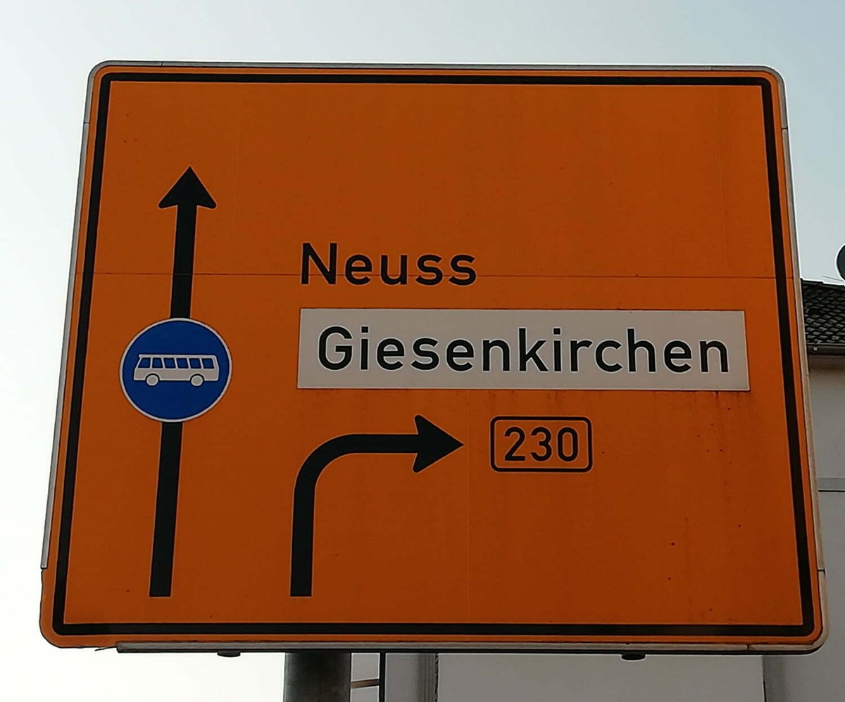hhaupts's tweet photo. Eigentlich sollte es 2002 nur eine provisorische Verkehrslenkung sein. Die Autofahren, die aus Odenkirchen kommend und in Richtung Rheydt oder Mönchengladbach fahren wollten, sollten gezwungen werden, die Duvenstraße (B59) zu nutzen.
20. #B230 #B59
https://t.co/UoYhgIgesF https://t.co/XEJs91vArI