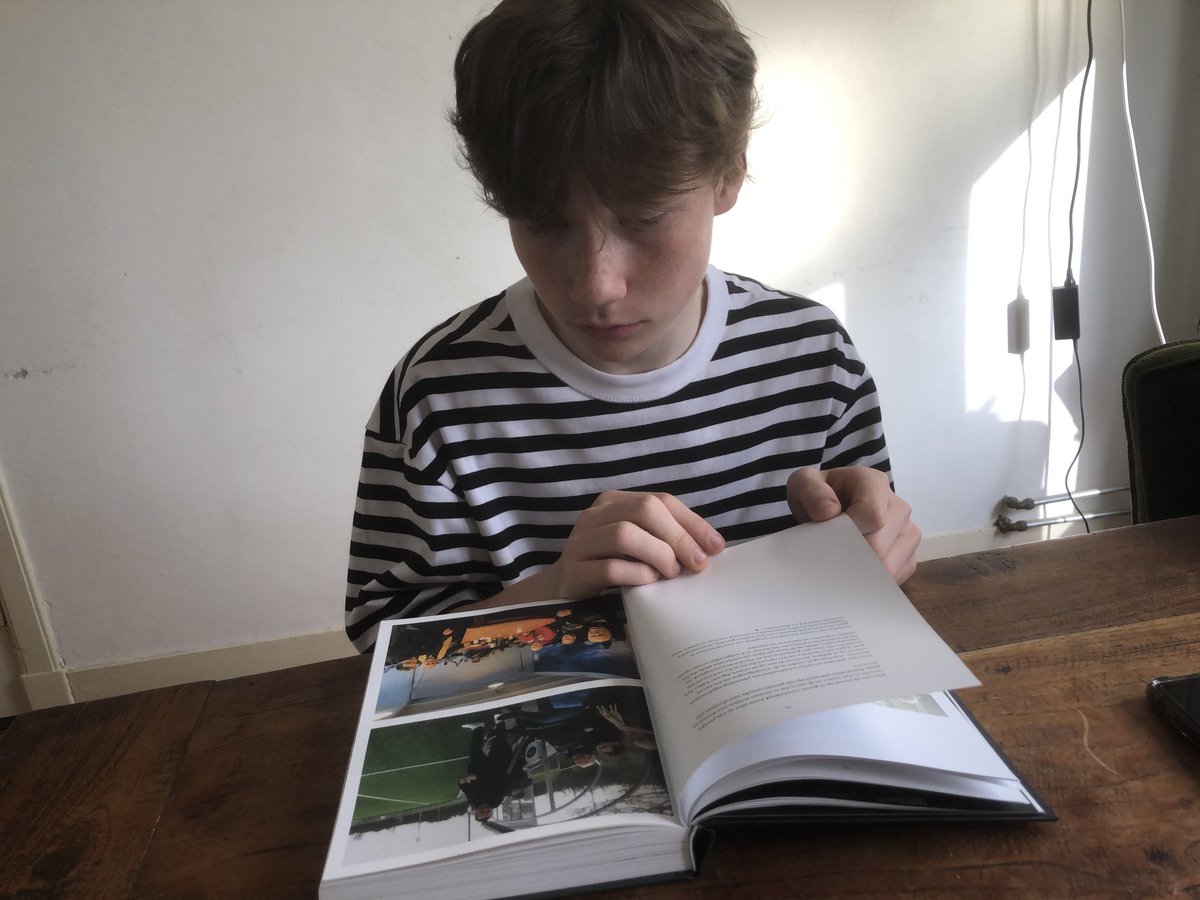 Vandaag is ie jarig en hij is blij met een boek. MET EEN BOEK ⁦<a href="/Flappie73/">Elisa</a>⁩ ⁦<a href="/fcdordrechtnl/">FC Dordrecht</a>⁩ Hij kijkt er zelfs in!