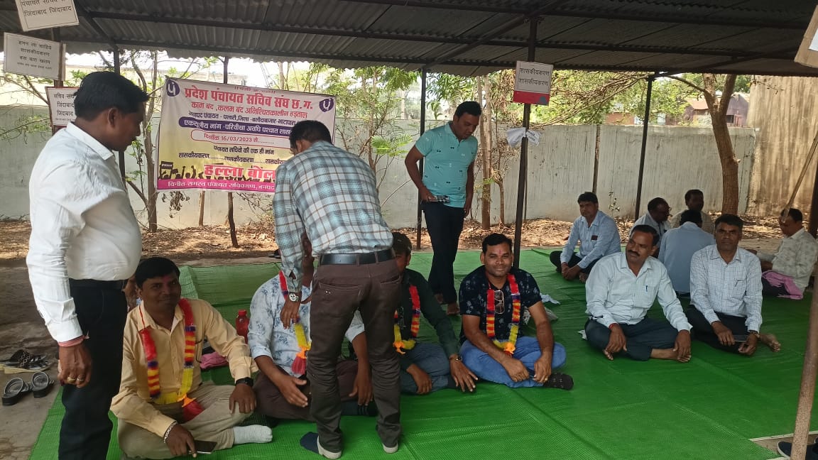 प्रदेश पंचायत सचिव संघ ब्लाक ईकाई पलारी ,जिला बलौदाबाजार क्रमिक भुख हड़ताल का आज 42वा दिन। <a href="/bhupeshbaghel/">Bhupesh Baghel</a> <a href="/ChhattisgarhCMO/">CMO Chhattisgarh</a> <a href="/IBC24News/">IBC24 News</a> <a href="/komalsahu38/">कोमल प्रसाद साहू</a> <a href="/MohanMarkamPCC/">MOHAN MARKAM</a> <a href="/Mukeshk28922982/">Mukesh kumar Chandrakar</a> <a href="/ShakuntalaSahu0/">Shakuntala Sahu</a> <a href="/ZeeMPCG/">Zee MP-Chhattisgarh</a> <a href="/RChoubeyCG/">Ravindra Choubey</a>