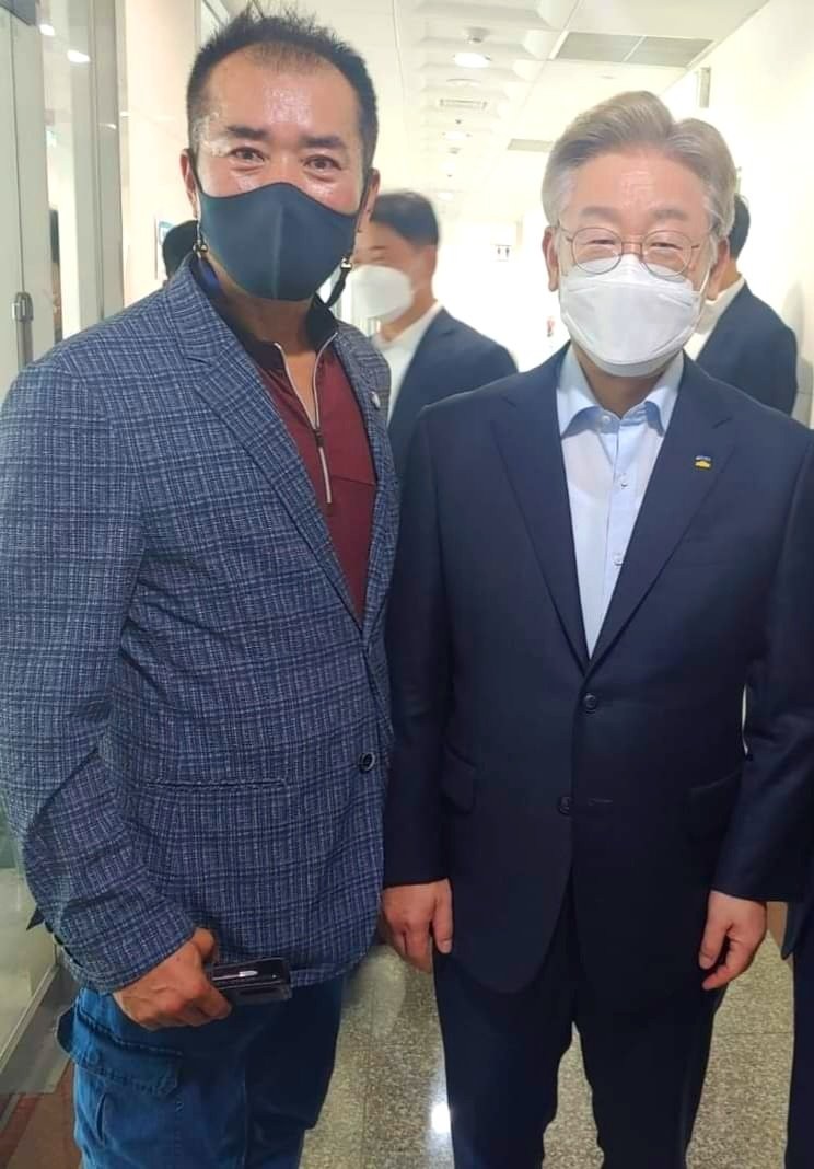 HoDong_Commando's tweet photo. 참으로 멋집니다! 대통령실 장경태 고발, 검찰 송치…이재명 "국가 권력의 사적 정치보복, 조명 사용한게 맞는 것 같다…나도 고발하라"  https://t.co/NAueMOM6vo https://t.co/pfPoPVfMaI