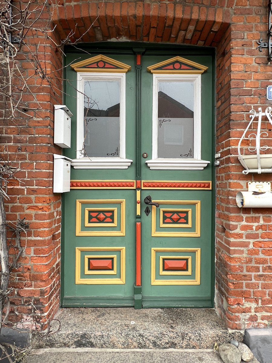 thelinkberlin's tweet photo. #MiercolesEnladrillado Klinker &amp; Türen auf der Ostseeinsel Fehmarn – was kunstvolle Eingänge ausmachen.  

#Klinker #Backstein #DoorsofTwitter
© Jan Dimog, https://t.co/ODTalZV1Un https://t.co/d34hcdOHz7