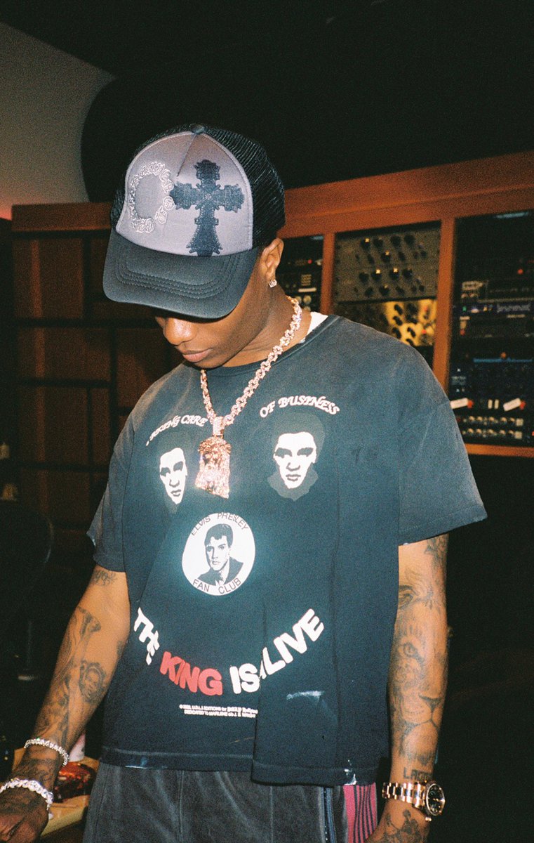 Derahback's tweet photo. Someone pls tell Wizkid I’m tired of changing my wallpaper every 2  market days😂❤️ https://t.co/NDYjoPBFet