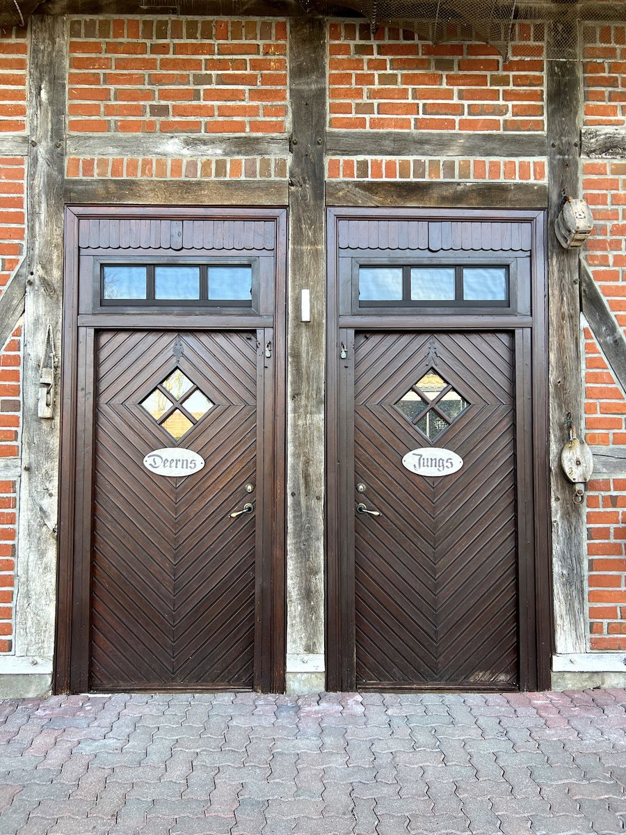 thelinkberlin's tweet photo. #MiercolesEnladrillado Klinker &amp; Türen auf der Ostseeinsel Fehmarn – was kunstvolle Eingänge ausmachen.  

#Klinker #Backstein #DoorsofTwitter
© Jan Dimog, https://t.co/ODTalZV1Un https://t.co/d34hcdOHz7