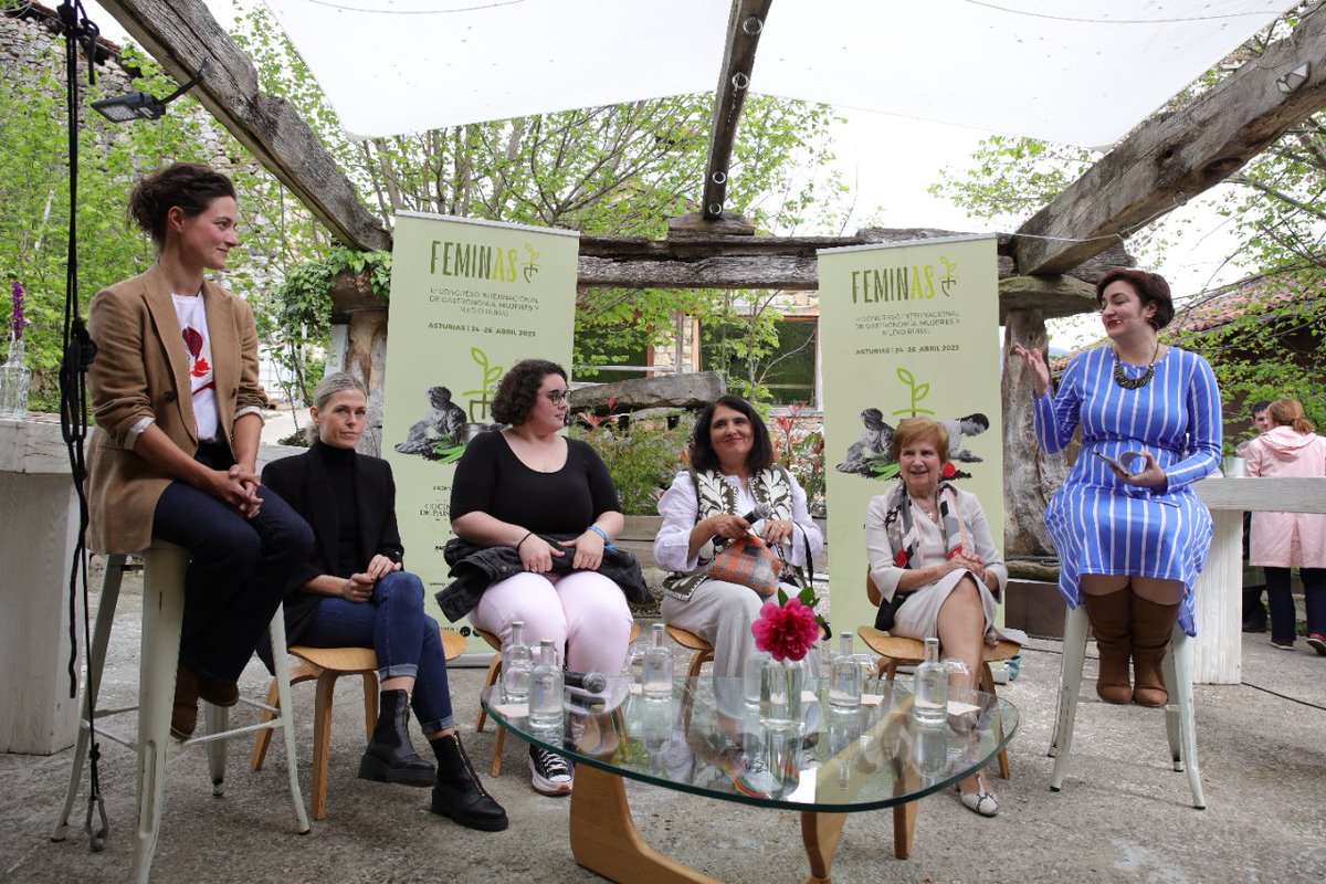 GastroFeminas's tweet photo. Creatividad, esfuerzo y talento con premio
Susana Casanova. Chef en La Clandestina, María Maceiras. Marinera, Natalí Lobeto y Marigel Álvarez. Queseras en Quesería Redes &amp; Irene Rodríguez. Enóloga Bodega Hortanza 
@turismoasturias #paraisonatural #cocinadepaisaje https://t.co/8BE0QPkESB