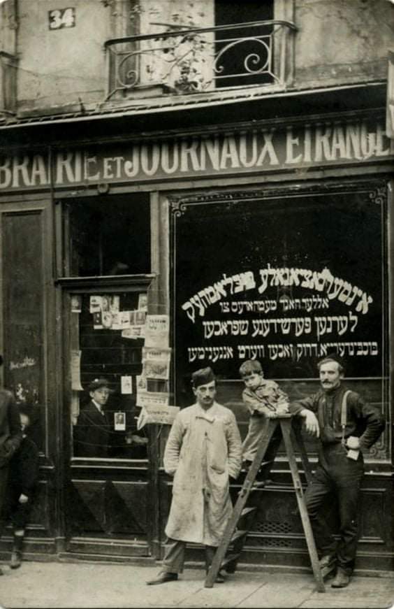 ParisAMDParis's tweet photo. Librairie et journaux étrangers, rue des Rosiers. Quartier du Marais. 
1920. Paris https://t.co/G5QYZUHnnj