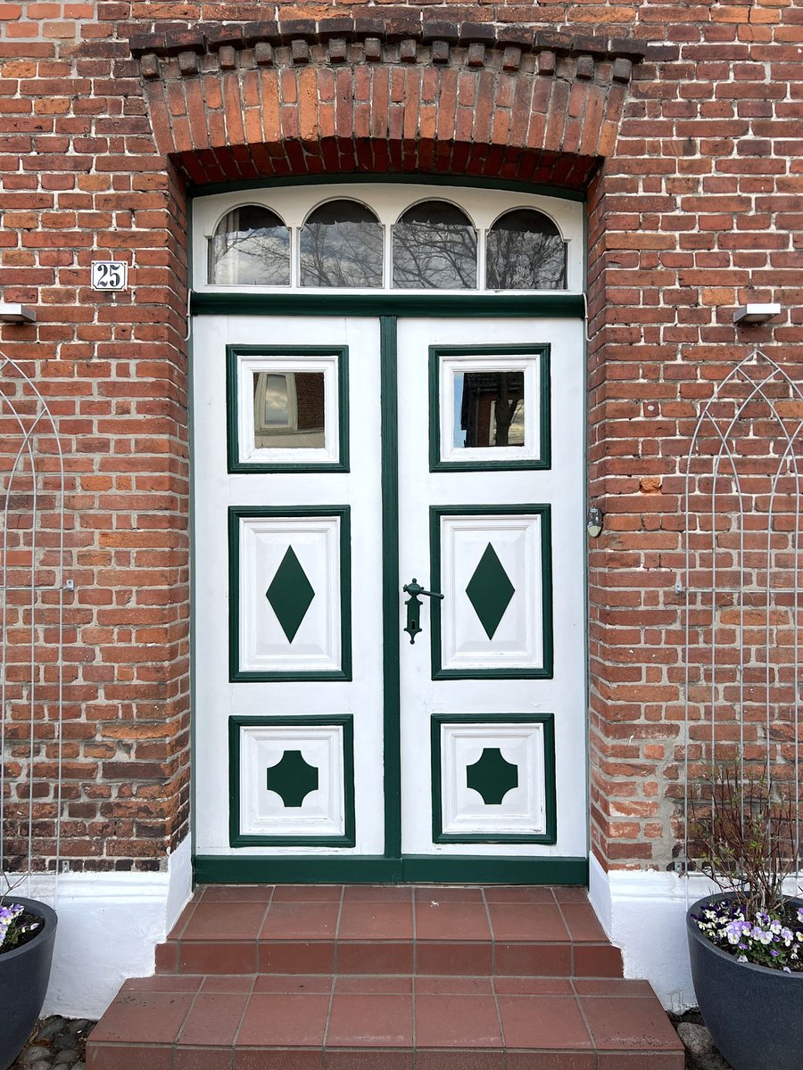 thelinkberlin's tweet photo. #MiercolesEnladrillado Klinker &amp; Türen auf der Ostseeinsel Fehmarn – was kunstvolle Eingänge ausmachen.  

#Klinker #Backstein #DoorsofTwitter
© Jan Dimog, https://t.co/ODTalZV1Un https://t.co/d34hcdOHz7