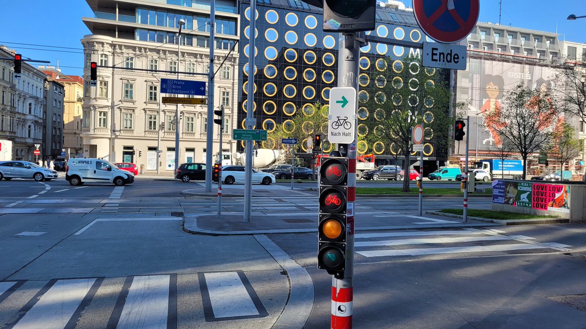 liberda_a's tweet photo. Rund um den Hauptbahnhof hab ich jetzt 7 solcher Tafeln gezählt. Danke dafür an @fahrradwien und @gruenschwabl. Die @GrueneFavoriten haben nämlich allein in Favoriten über 50 mögliche Stellen in der BV-Sitzung eingebracht. Ca. 2/3 dürften aktuell umgesetzt worden sein. 1/2 https://t.co/tW0n4TCcYY