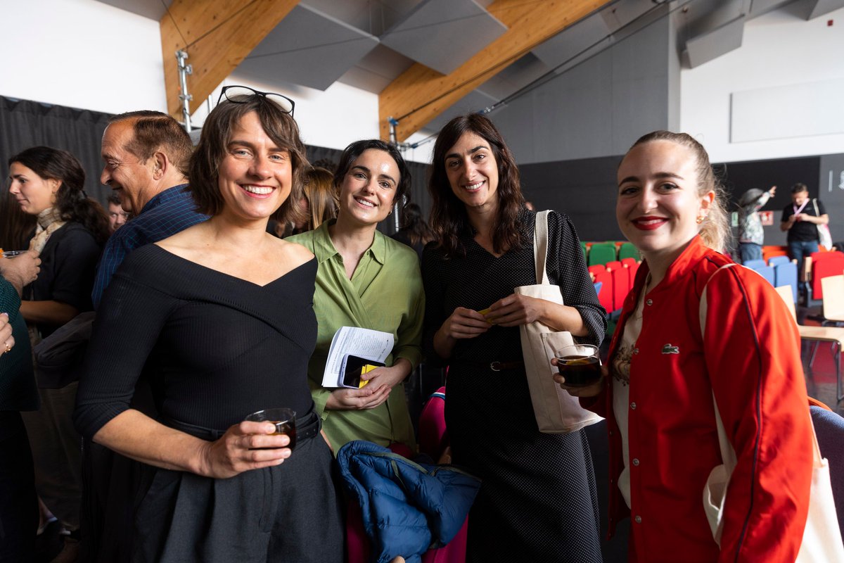 DansaValencia's tweet photo. Durante el festival se celebró Pitch &amp; Match, rueda de presentación de proyectos. 🔥🫀 Artistas y agentes culturales para dinamizar el mercado de la danza.
Moderado por @VioletaGarin // Organizado por Dansa València y @fundacionsgae.

#VidaRessonant #DansaValència23 https://t.co/xEGCqeC1BS