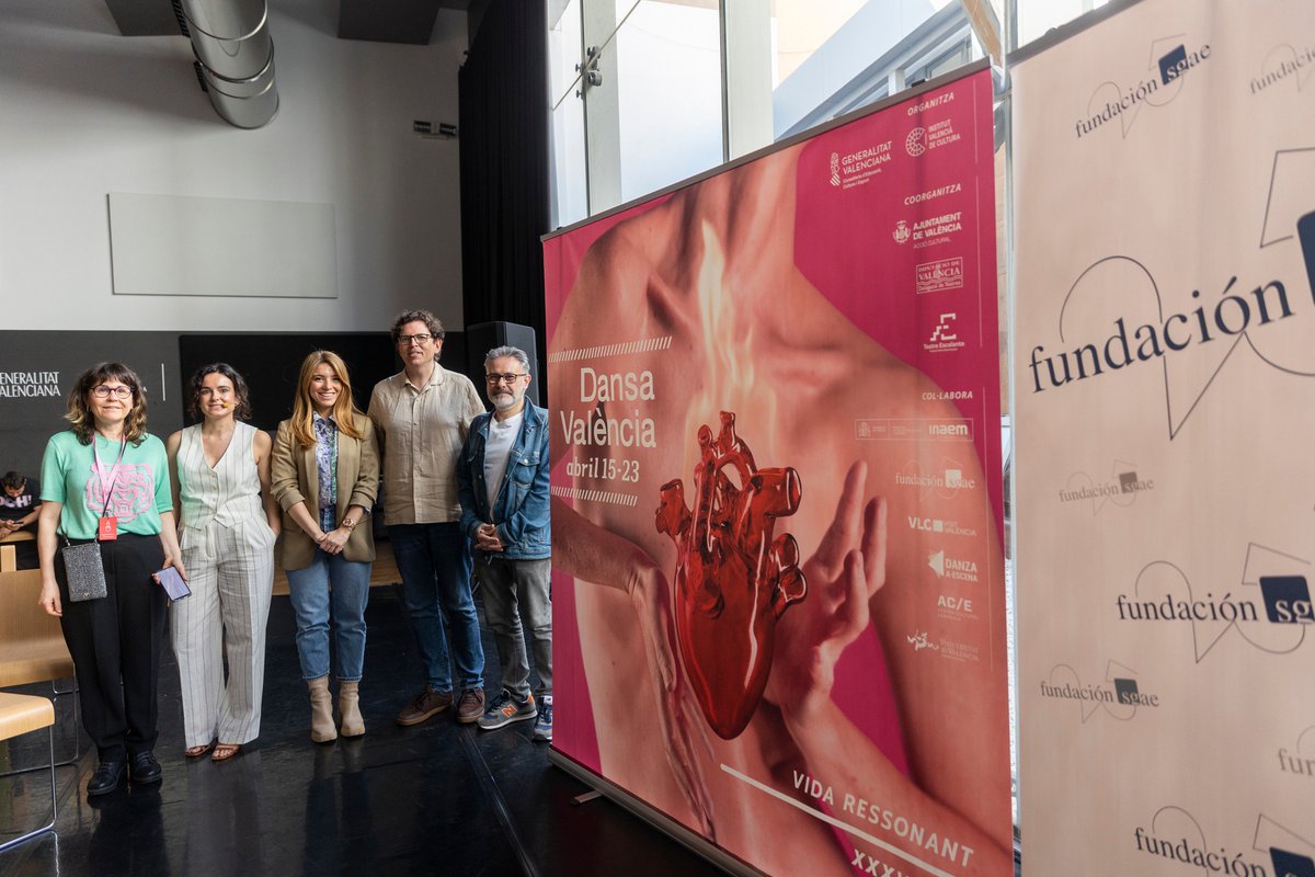 DansaValencia's tweet photo. Durante el festival se celebró Pitch &amp; Match, rueda de presentación de proyectos. 🔥🫀 Artistas y agentes culturales para dinamizar el mercado de la danza.
Moderado por @VioletaGarin // Organizado por Dansa València y @fundacionsgae.

#VidaRessonant #DansaValència23 https://t.co/xEGCqeC1BS