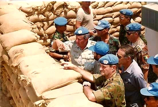 Cen_Weterana's tweet photo. 📌📅Kartka z kalendarza:
3 maja 1993 r. - pierwsze starcie ogniowe w powojennej historii Wojska Polskiego podczas misji #UNTAC w Kambodży 🇰🇭
📸Stowarzyszenie Weteranów Misji Pokojowej #ONZ w Kambodży 1992-1993 oraz grupy Zabujani w Kambodży! UNTAC1992-93
#SzacunekIWsparcie https://t.co/ZD6hmwU3AK