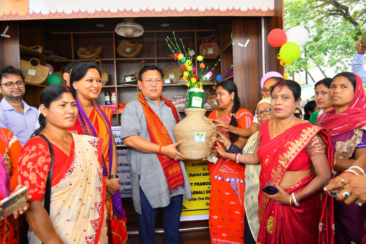 PramodBoroBTR's tweet photo. Delighted to inaugurate a stall of Bodoland Mart under the 'One Station, One Product' scheme at Kokrajhar Railway Station, Kokrajhar today. 

The Mart has been installed by ASRLM, Kokrajhar in association with the District Administration. It will consist of indigenously hand crafted products created by local Self Help Groups.

The OSOP scheme, an ambitious initiative of Hon'ble PM Shri @narendramodi ji, is aimed at promoting traditional industries and crafts at the railway station level. The scheme will encourage local entrepreneurship and help in  preserving the traditional cultural heritage of the region.

DC, Kokrajhar, Smt. Varnali Deka was also present during the programme.

#VocalForLocal
