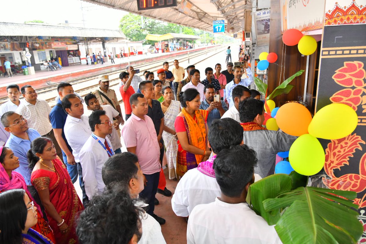 PramodBoroBTR's tweet photo. Delighted to inaugurate a stall of Bodoland Mart under the 'One Station, One Product' scheme at Kokrajhar Railway Station, Kokrajhar today. 

The Mart has been installed by ASRLM, Kokrajhar in association with the District Administration. It will consist of indigenously hand crafted products created by local Self Help Groups.

The OSOP scheme, an ambitious initiative of Hon'ble PM Shri @narendramodi ji, is aimed at promoting traditional industries and crafts at the railway station level. The scheme will encourage local entrepreneurship and help in  preserving the traditional cultural heritage of the region.

DC, Kokrajhar, Smt. Varnali Deka was also present during the programme.

#VocalForLocal