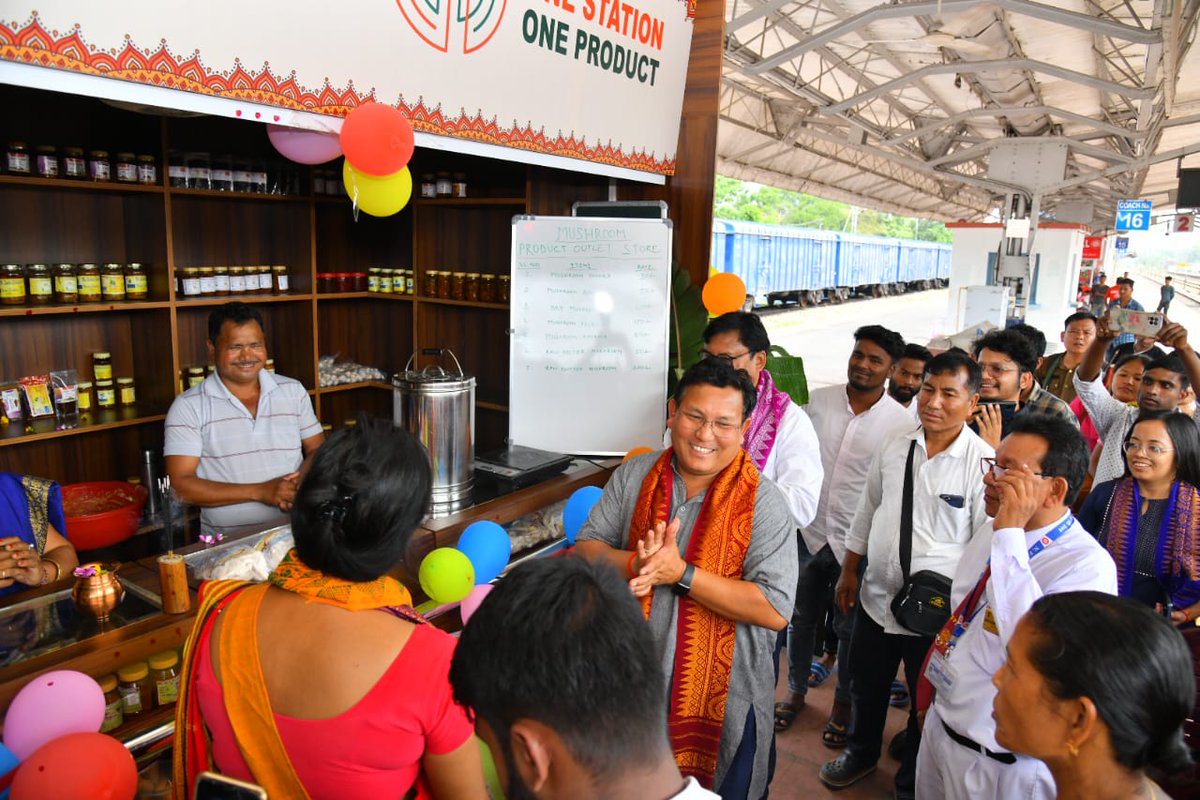PramodBoroBTR's tweet photo. Delighted to inaugurate a stall of Bodoland Mart under the 'One Station, One Product' scheme at Kokrajhar Railway Station, Kokrajhar today. 

The Mart has been installed by ASRLM, Kokrajhar in association with the District Administration. It will consist of indigenously hand crafted products created by local Self Help Groups.

The OSOP scheme, an ambitious initiative of Hon'ble PM Shri @narendramodi ji, is aimed at promoting traditional industries and crafts at the railway station level. The scheme will encourage local entrepreneurship and help in  preserving the traditional cultural heritage of the region.

DC, Kokrajhar, Smt. Varnali Deka was also present during the programme.

#VocalForLocal