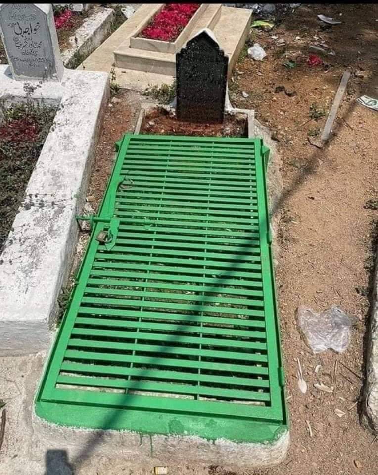اسان اھڙي معاشري م ٿا رھون جتي ماڻھون مرڻ بعد بہ غير محفوظ ھوندو آ!
چون ٿا ھي 👇 ڪنھن عورت جي قبر آ ان عورت جي مرڻ بعد انھن جي مائٽن دنيا جي وحشيي، درندن جي وحشت جي خوف کان قبر کي لوھي گِرلُون ھڻي قبر م موجود عورت کي وحشين کان بچائڻ جي ڪوشش ڪئي آ..!!!
