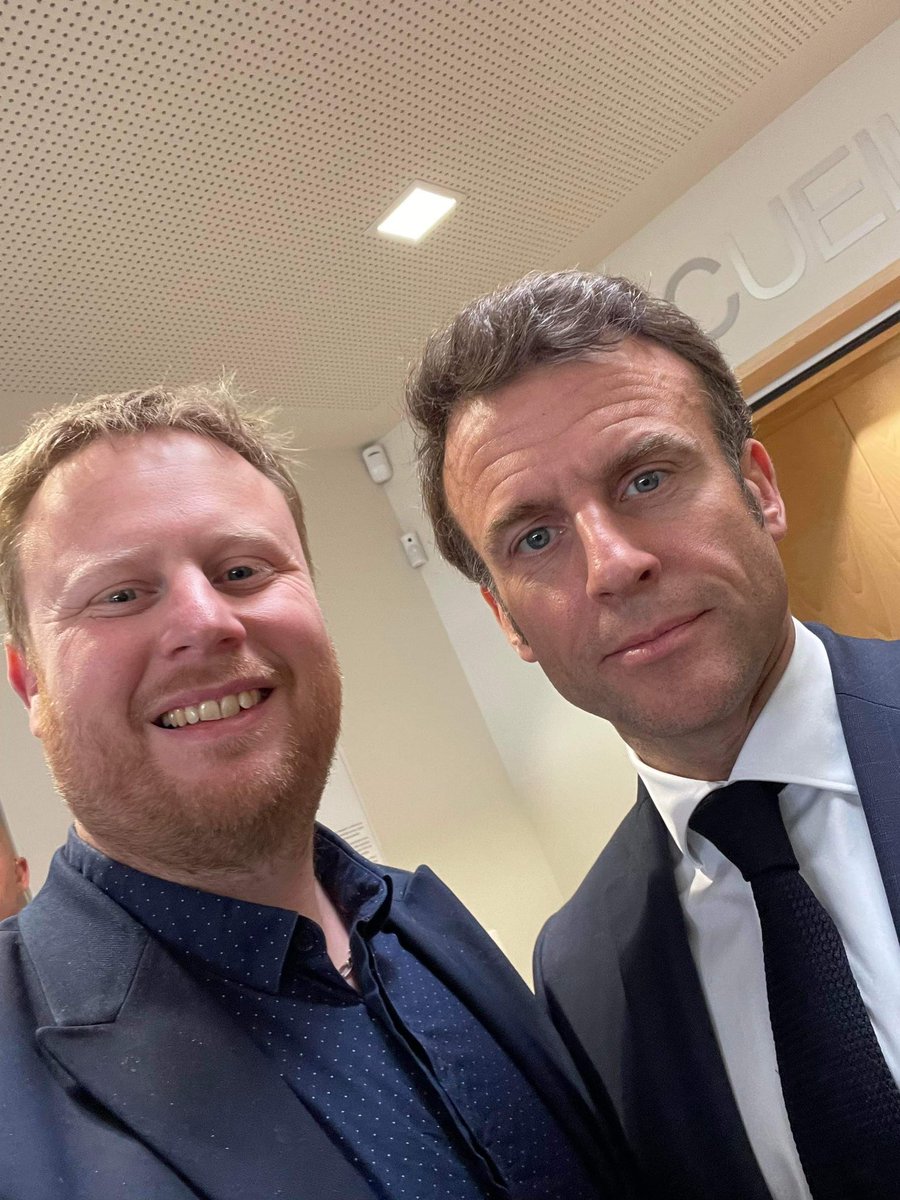 Negokine's tweet photo. Beau temps d’échange et d’écoute entre @EmmanuelMacron @FrcsBraun et les pros de santé de la MSPU de Vendôme
Il faut joindre les actes aux paroles  « faut qu’on s’en occupe » selon vos dires et réouvrir les #negokinecnam 
Bravo à @Arnokine41 de la #teamkine et de @Negokine 👏 ⬇️ https://t.co/53Avedf4yy