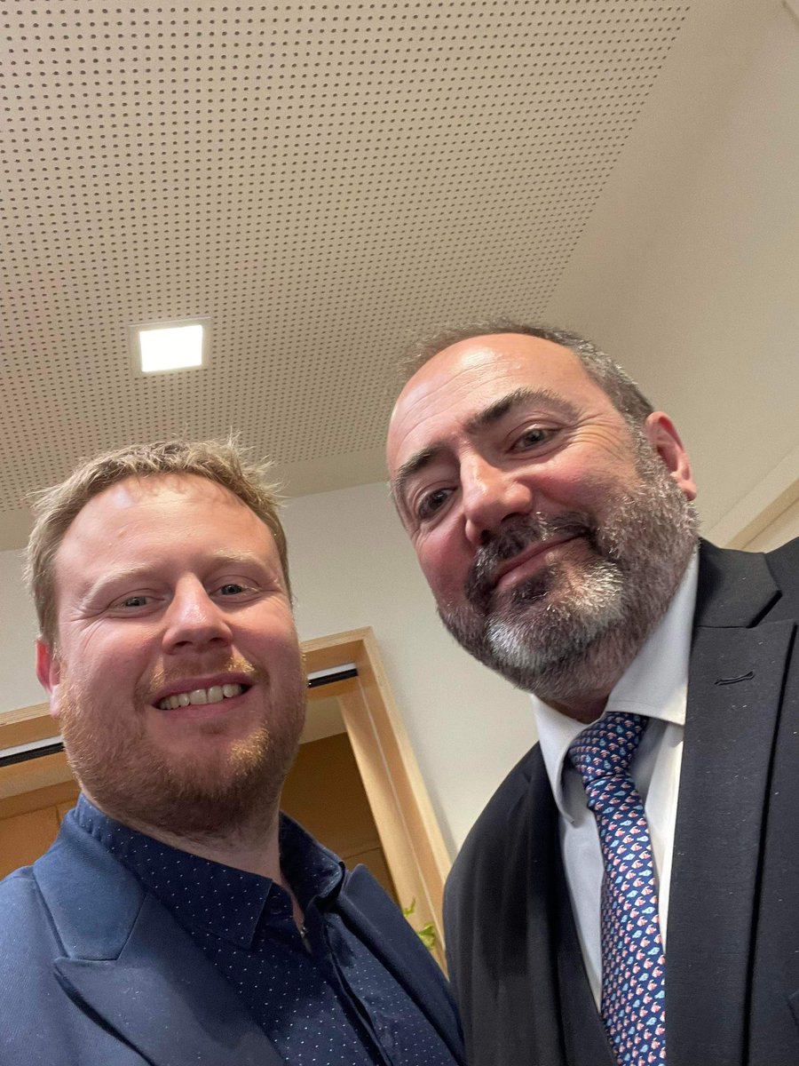 Negokine's tweet photo. Beau temps d’échange et d’écoute entre @EmmanuelMacron @FrcsBraun et les pros de santé de la MSPU de Vendôme
Il faut joindre les actes aux paroles  « faut qu’on s’en occupe » selon vos dires et réouvrir les #negokinecnam 
Bravo à @Arnokine41 de la #teamkine et de @Negokine 👏 ⬇️ https://t.co/53Avedf4yy