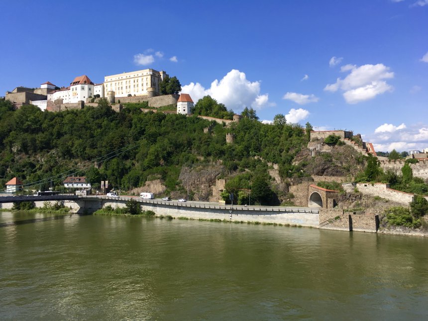 Located on the banks of the beautiful Danube, the Boutique Hotel Morgentau has that much-coveted touch of exclusivity and glamour. The building is located in the historic centre of Passau and was completely renovated in 2017.  🇩🇪(bit.ly/42147iz)