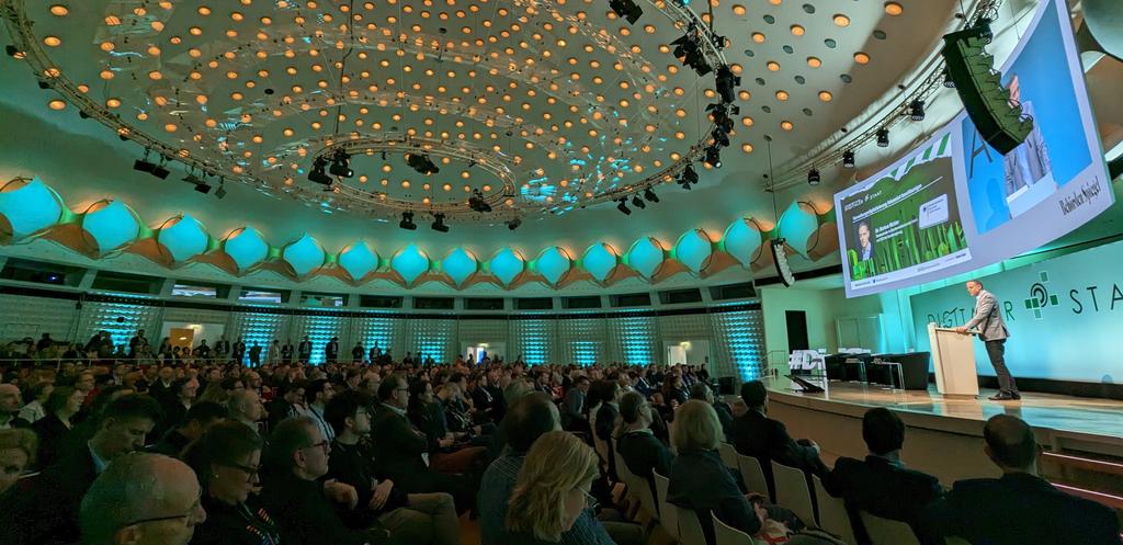 Wir müssen gemeinsam arbeiten und vor allem zusammenwirken, sagt @cio_bund: "So gestalten wir die Zukunft!" 💯
Ich bin der Überzeugung, dass wir endlich (🙏) eine gute Verknüpfung zwischen Verwaltung, Wissenschaft und Privatwirtschaft brauchen - ohne verschlossene Türen...