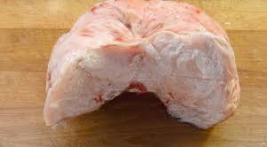 Kuyruk yağı koyun kuyruğunda bulunan içyağıdır. Asırlardır tüketilen bir besindir. Ağır bir kokusu var. D vitamini en çok kuyruk yağında bulunuyor. Faydası ; Damarlardaki besinler tıkanıklığının önüne geçerek kalp sağlığını korur. Sinir hücrelerini güçlendirerir +++