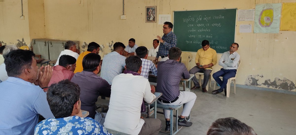 GsAmdavad's tweet photo. સાણંદ તાલુકાના ચરલ ગામમાં પ્રાકૃતિક ખેતી માટે શિબિર નું આયોજન કરવામાં આવેલ. જેમાં માન. જિલ્લા ખેતીવાડી અધિકારીશ્રી હિતેશભાઈ પટેલ સાહેબ, તેમજ ��.ખે.નીશ્રી, વિ. અ.ખેતી શ્રી, ગ્રામસેવકશ્રી અને આત્મા ટીમ દ્વારા  ખેડૂતોને પ્રાકૃતિક ખેતી વિશે સંપૂર્ણ માહિતી આપવામાં આવેલ. @dp_amdavad https://t.co/No5nKUp85R