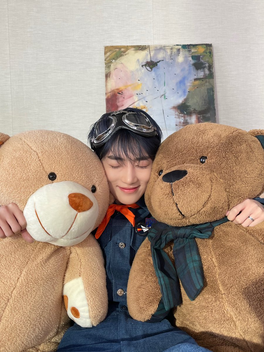 younghoonex's tweet photo. @PenguOnTheBeat @cecaneey Many happy returns of the day, sweetheart. May this day bring you happiness 🧡🌻
Thank you so much for always being right there for me. Wishing you the happiest birthday! https://t.co/JHjCaHpJcr