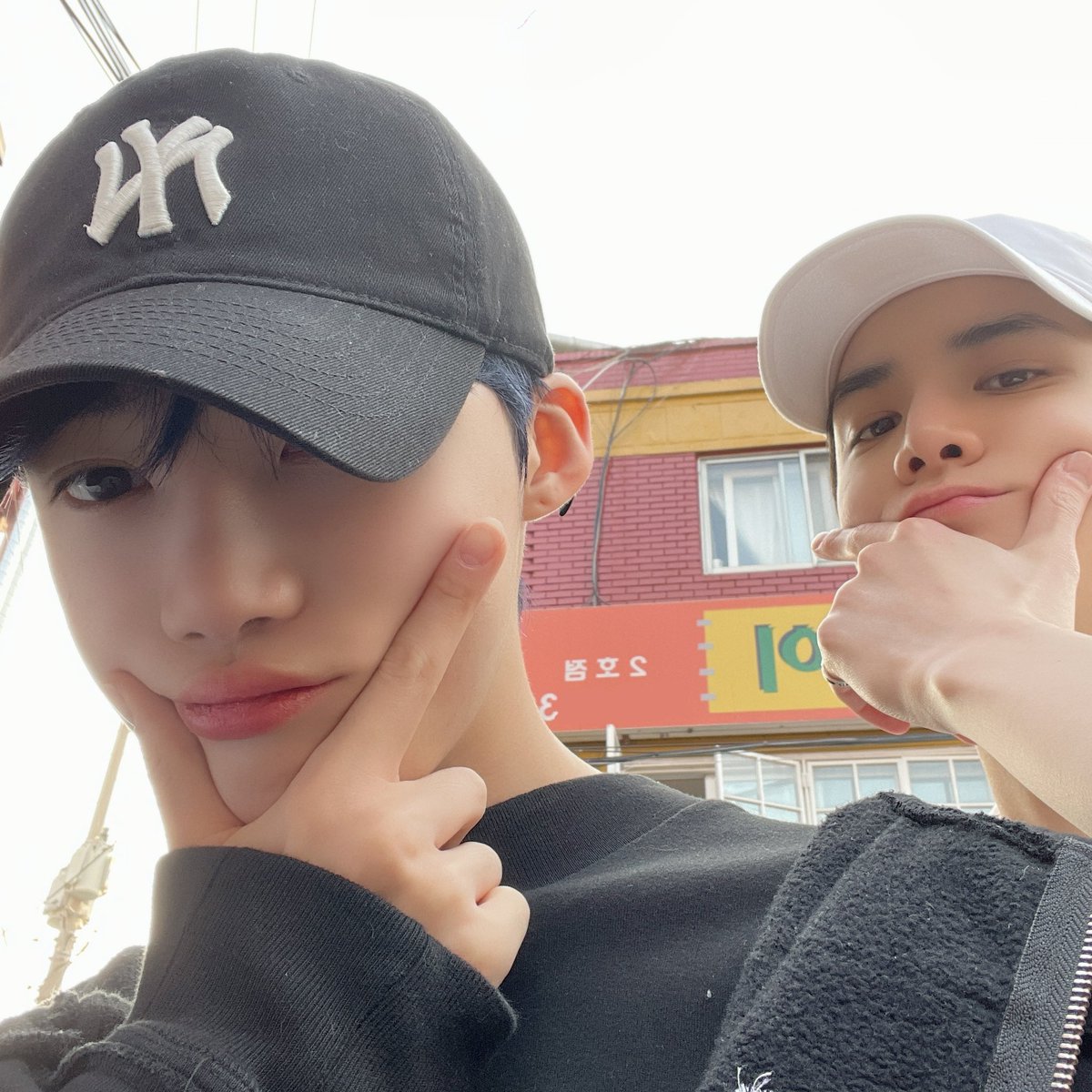 younghoonex's tweet photo. @PenguOnTheBeat @cecaneey Many happy returns of the day, sweetheart. May this day bring you happiness 🧡🌻
Thank you so much for always being right there for me. Wishing you the happiest birthday! https://t.co/JHjCaHpJcr