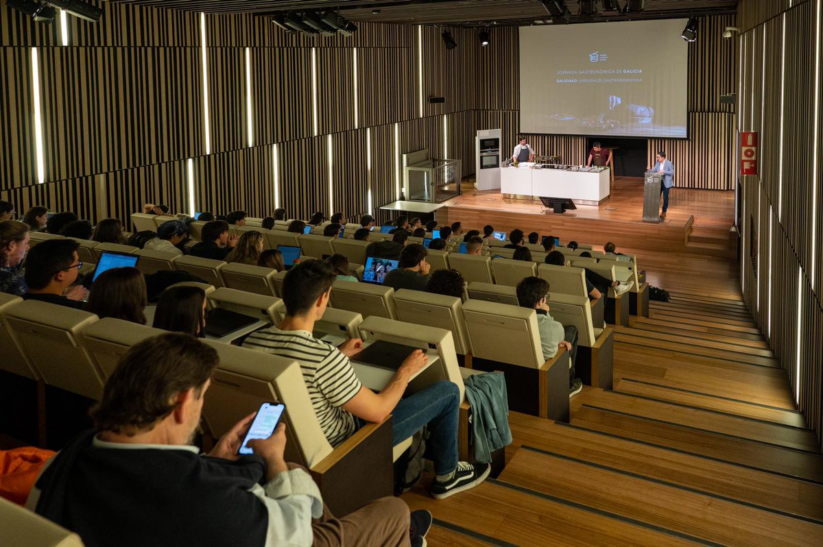 bculinary's tweet image. 📢🍽🍇 Arrancamos con la Jornada de Gastronomía Gallega con los y las estudiantes de 2º curso del Grado en Gastronomía y Artes Culinarias. Hoy escucharemos a grandes actores del territorio gallego #mybculinary #gastronomia