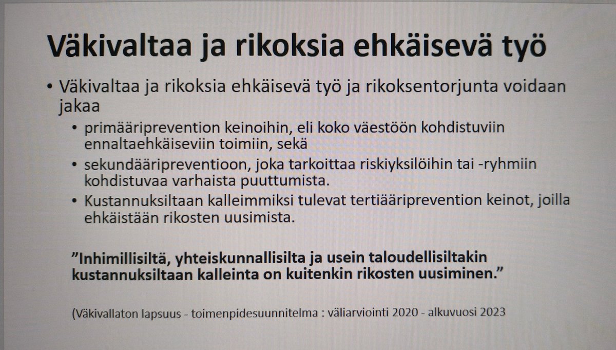 PaiviKorhonen's tweet photo. Hanketyöläisellä pohdinnassa nuorten rikosten uusimista ehkäisevän työn kustannukset. Poimin #väkivallatonlapsuus  toimenpideohjelman väliarvioinnista osuvan kiteytyksen: kallista on, mutta rikoksen uusiminen vielä kalliimpaa. #nuortentoimintamalli #riohanke https://t.co/XspHEAyPA2