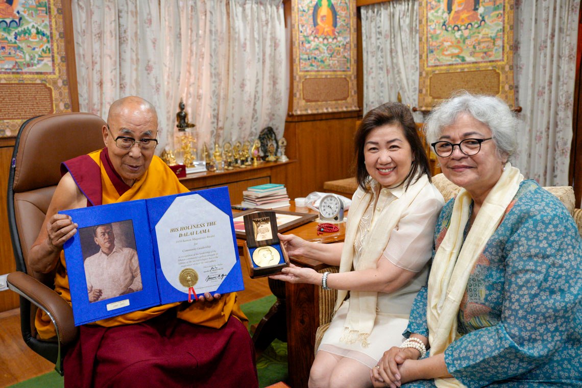 CTA_TibetdotNet's tweet photo. His Holiness the 14th Dalai Lama receives Ramon Magsaysay Award in person after 64 years from the members of the Ramon Magsaysay Award Foundation at his residence in Dharamshala on 26 April 2023. https://t.co/oRC0s9GHV6