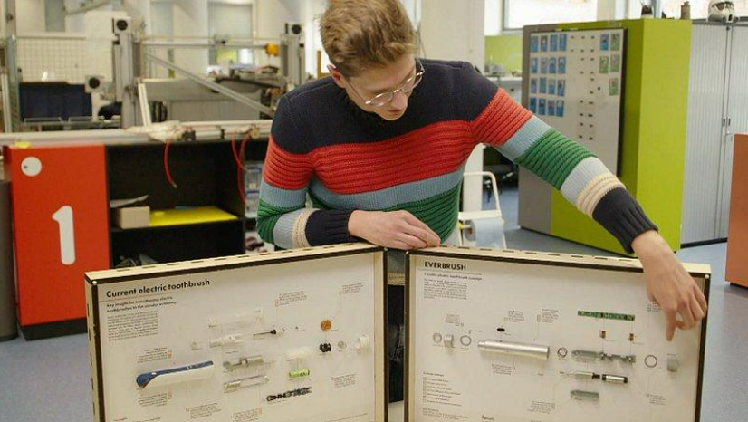 🔧 Electronic products break too quickly. If you design products in a different way, it becomes easier to repair them (or have them repaired). <a href="/BasFlipsen/">Bas Flipsen</a>  and Mart Drummen tell <a href="/avrotrosradar/">Radar</a> how this can be made possible ➡️ radar.avrotros.nl/uitzendingen/g… #righttorepair