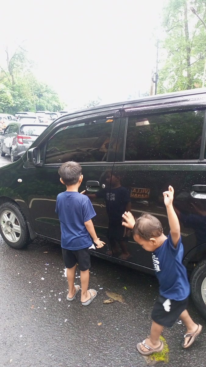 johniewu78's tweet photo. @TMCPolresBogor Bocah sampe pd bosen di mobil. Arah jakarta ga gerak² dr td. Posisi di Gunung Mas https://t.co/WkWbLHS0Rr