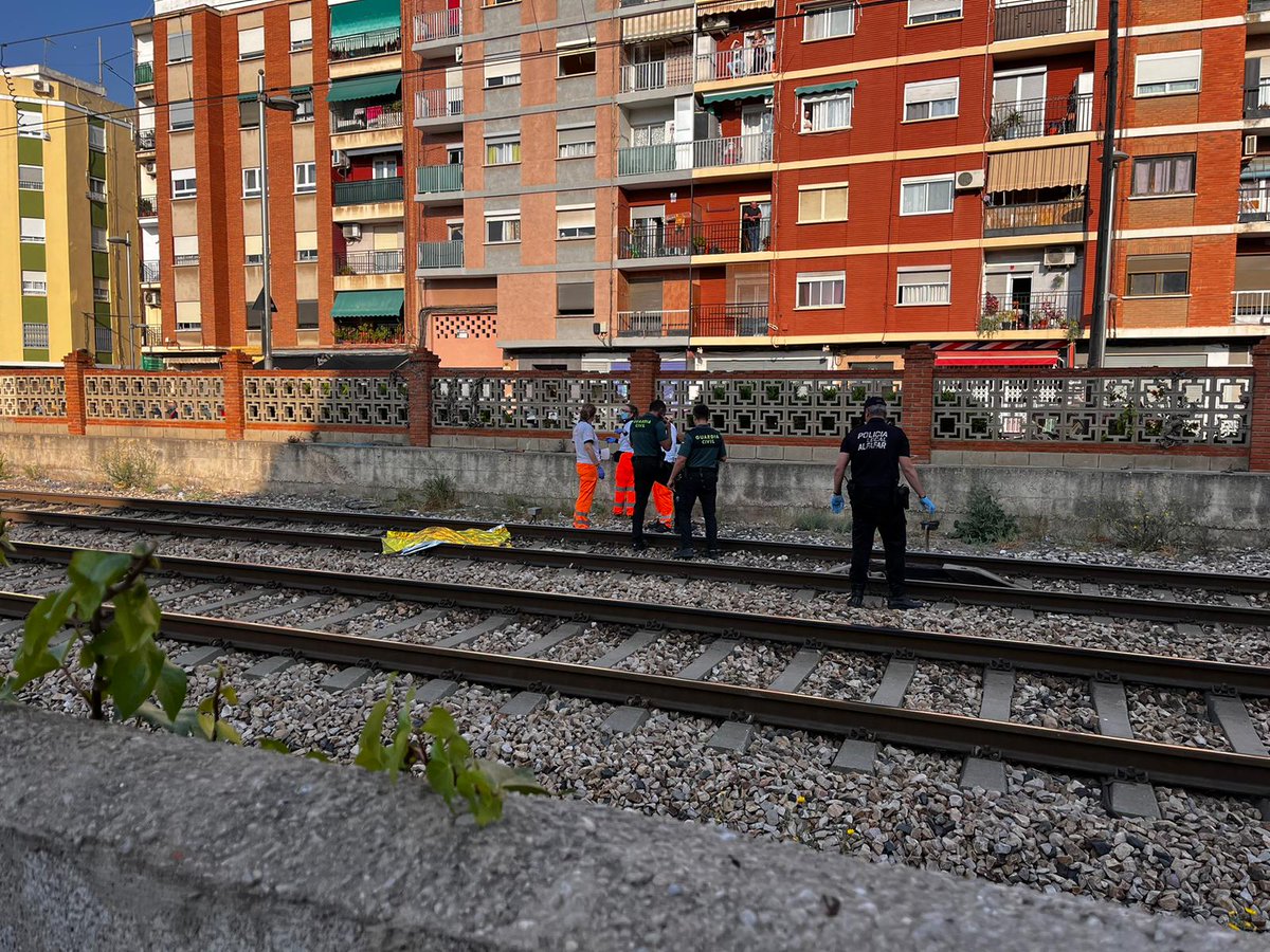 levante_emv's tweet photo. 🔴ÚLTIMA HORA | Una menor muere arrollada por el tren en el paso a nivel de Alfafar https://t.co/qFIYAf6520 Por @PiliOlaya https://t.co/nVpMmkQSE7