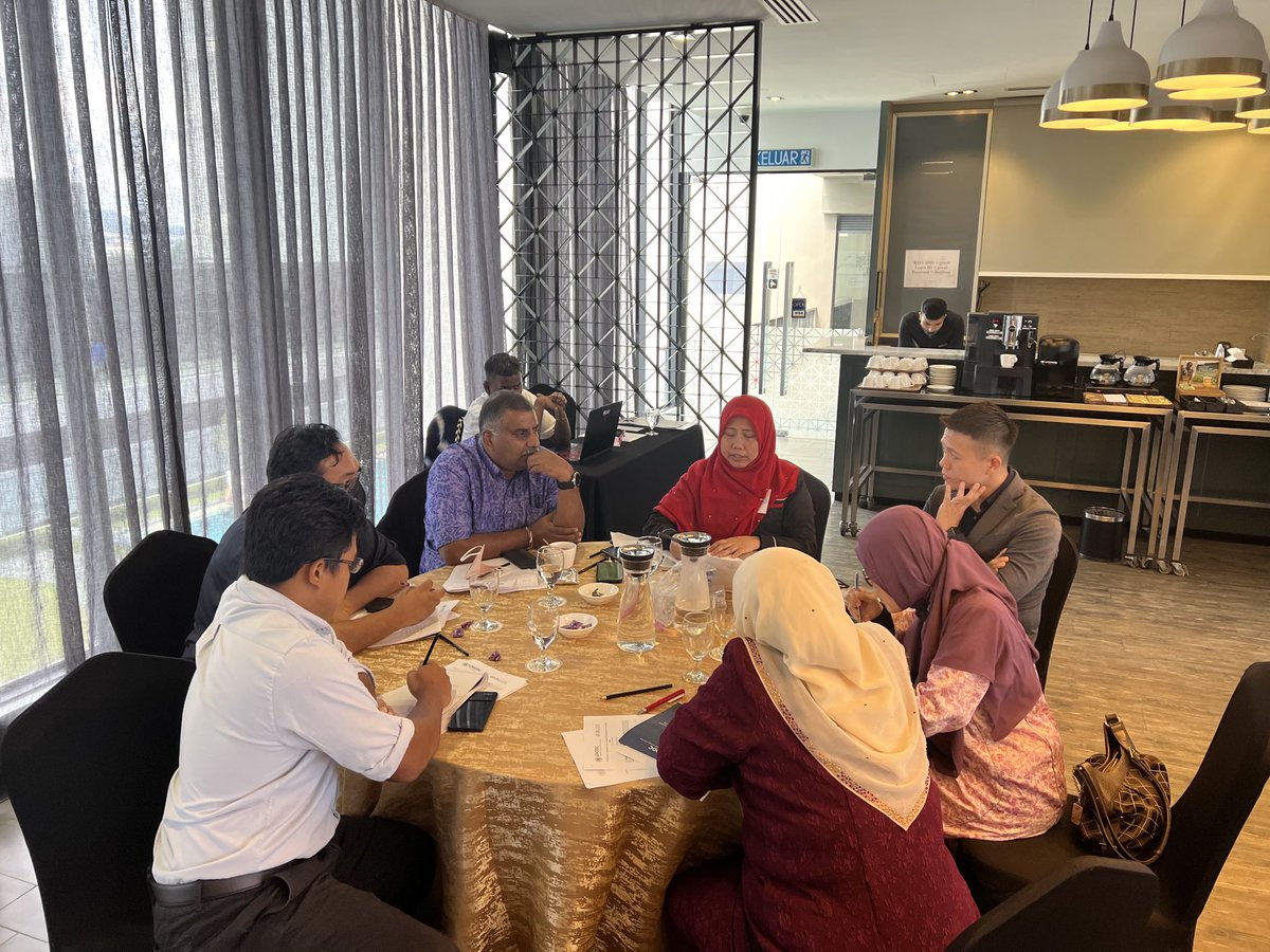 MatSouthwell's tweet photo. Coming to the end of a productive day on @UNODC_HIV, @UNAIDS and #MACare #Stimulants and #HIV course. Participants reflect on response to women, MSM, sex workers and young people and consider future developments. #harmreduction @Coactteam https://t.co/AQcU40lGAx