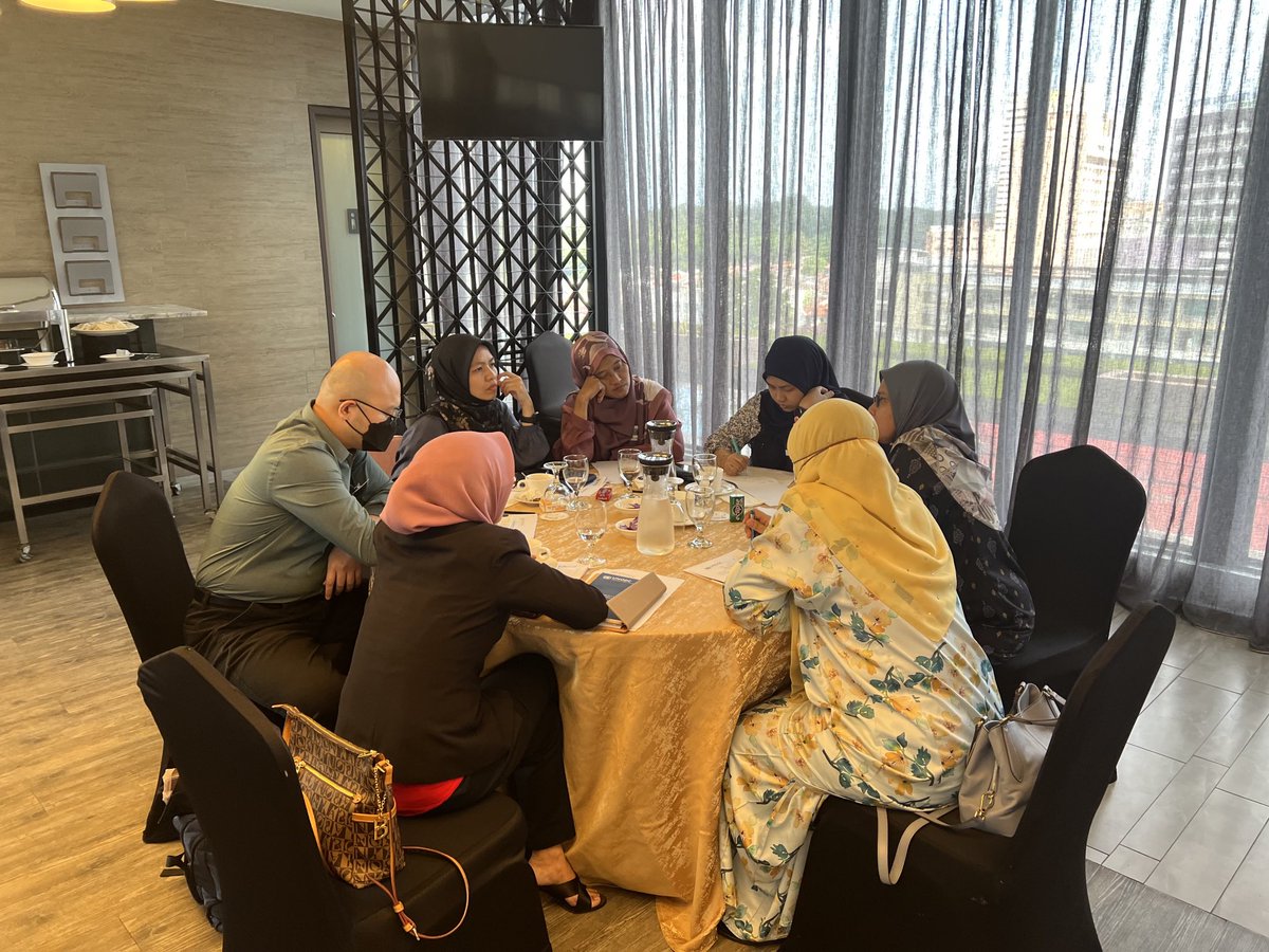 MatSouthwell's tweet photo. Coming to the end of a productive day on @UNODC_HIV, @UNAIDS and #MACare #Stimulants and #HIV course. Participants reflect on response to women, MSM, sex workers and young people and consider future developments. #harmreduction @Coactteam https://t.co/AQcU40lGAx