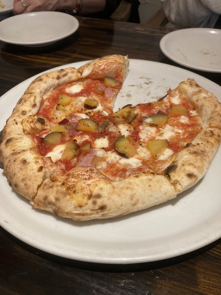 本日のランチはナポリピザ！🍕ボリュームたっぷりでおいしい！😋