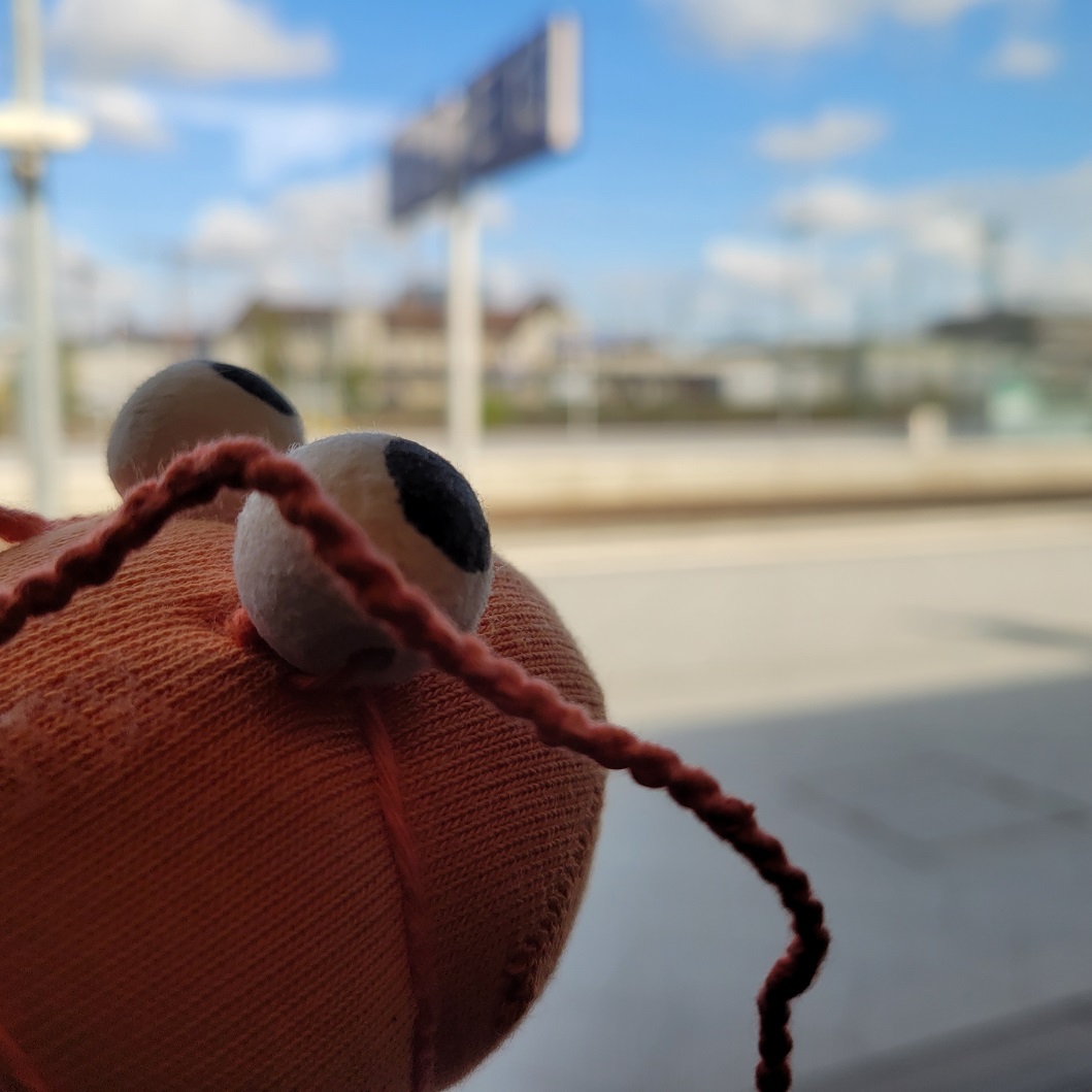 projektshrimp's tweet photo. 🦐Shrimpy per @DB_Bahn auf dem Weg nach Berlin zum #UFFestival 2023. Wir sind schon ganz gespannt 😀 #SocialHypertext #projektSHRIMP https://t.co/UJuCagj8Yj