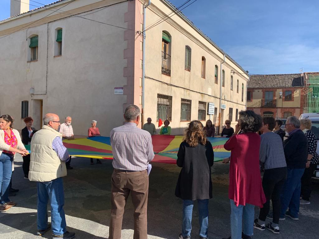 ComuCuidados's tweet photo. Y en Muñoveros, se ha inaugurado la iniciativa comunitaria de apoyo y cuidados con #PersonasMayores: un espacio para la participación, el ocio significativo y las actividades sociosanitarias.

Con @EquipoAndecha, Asociación Envejecer en Muñoveros y el Ayuntamiento de la localidad https://t.co/gIhTxiOJgp