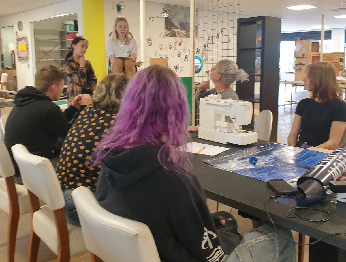 Er wordt hard gewerkt in de #vakantie in <a href="/WALHALLAb0492/">WALHALLAbHelmond</a> <a href="/gemeenteHelmond/">Gemeente Helmond</a>.

Linn, 10, geeft leiding aan een team dat ook nog eens het eerste grote schoolbezoek aan onze vestiging in #Helmond regelt.

#onderwijs
<a href="/BouwendNL/">Koninklijke Bouwend Nederland</a> 
#techniek
#jeugd 

Mda <a href="/MotracIndustrie/">Motrac Industries</a> <a href="/Festool/">Festool</a> e.v.a.