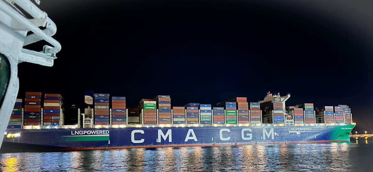 Noches con brillo en el @AlgecirasPort 
Maniobra de salida de uno de los Megacontenedores de @cmacgm a cargo de @AlgecirasPilots con el apoyo de @BoludaCM.