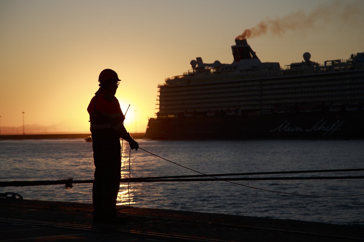 Fotos de tres de los cinco cruceros que visitan hoy el Puerto de #Cádiz #meinschiff6 #worldnavigator #spiritofadventure
Faltan por llegar los cruceros  Star Leyend  y Costa Favolosa
#portsofspain #cruiseship #portphotography #mundodecruceros