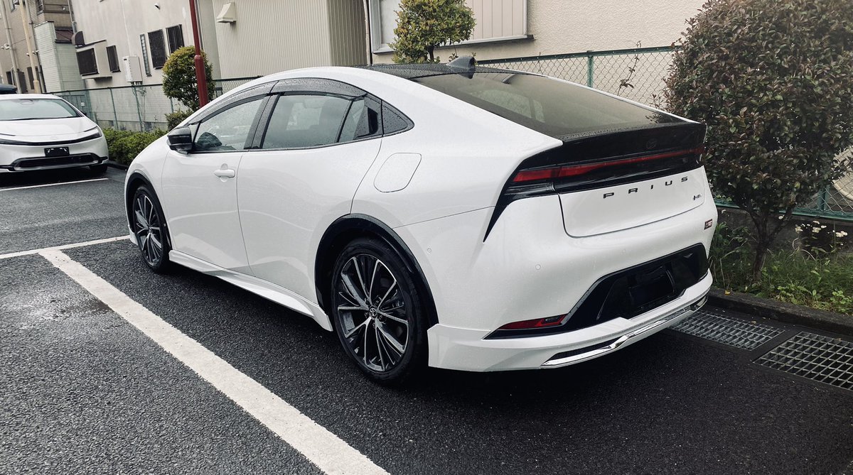 BozuIya's tweet photo. 1月から2月納車予定で2月にしてって言ったら3末になっちゃって、エアロが届かなくて4末になっちゃった。エアロ形も低さも心配だったけど、思ったより低くないから大丈夫かな。音楽聞かないのに勢いでプレミアムサウンドまで付けた！笑
#プリウス
#モデリスタ https://t.co/oRrbdiwsuH